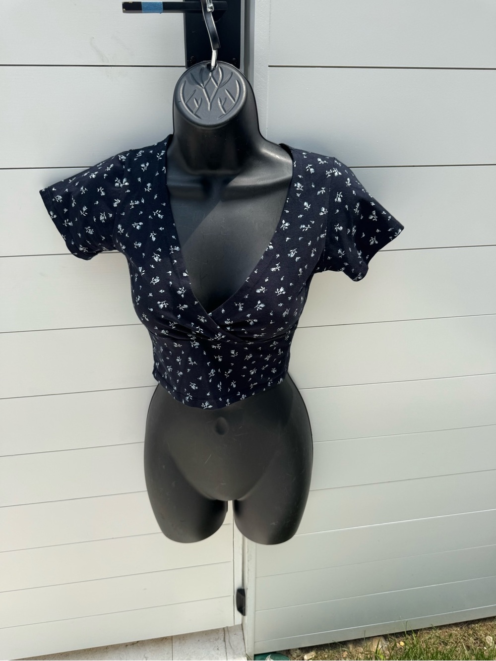 Brandy Melville Navy Blue Floral V-Neck Crop Top - One Size Only